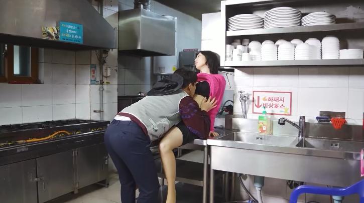 sex tàu ngầm Bố Ông xã hứa với bạn gái của con trai chỉ đút vào “10 giây” thôi, nhưng…